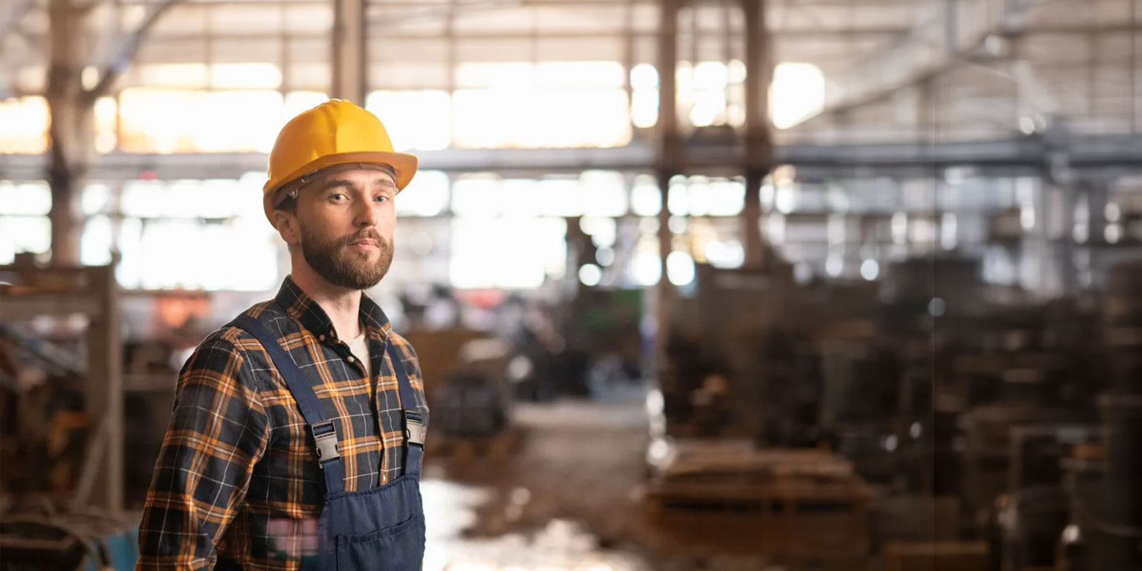 Travailleur portant des vêtements de travail dans un atelier