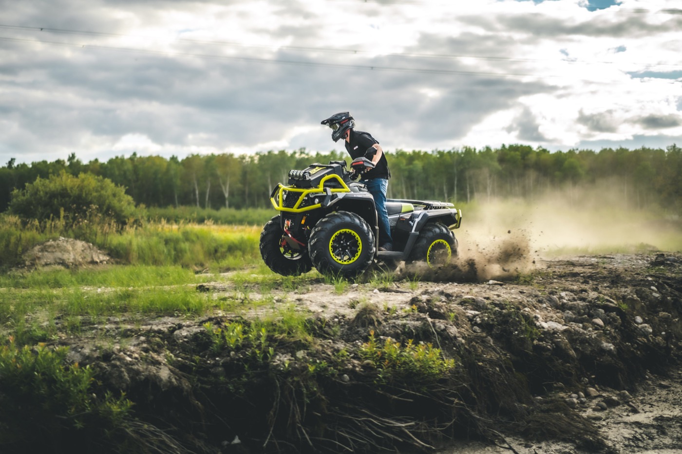Conducteur sur un VTT en terrain accidenté